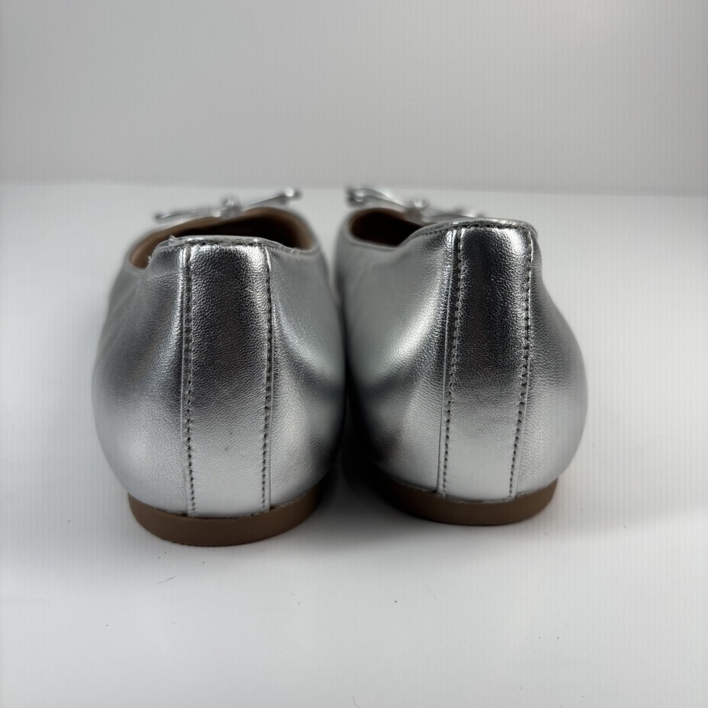 Vionic Silver Flats with Bow Detail 8.5 wide - Picture 4 of 16